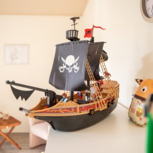 Piratenschiff von Playmobil, daneben Sorgenfresser